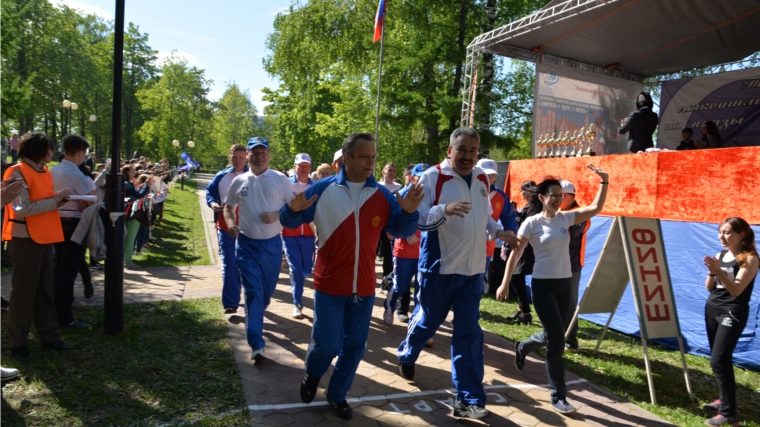 Глава города Чебоксары Леонид Черкесов принял участие в традиционной легкоатлетической эстафете на призы газеты «Ульяновец»