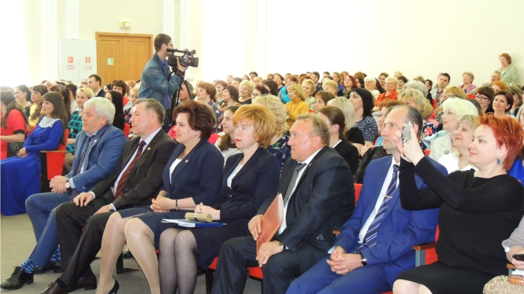 В Новочебоксарске состоялась торжественная церемония награждения победителей городских профессиональных конкурсов педагогического мастерства