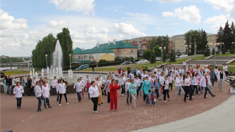 И ходьба, и танцы, и зарядка: еженедельная акция «Прогулка с врачом» вновь прошла на чебоксарской набережной