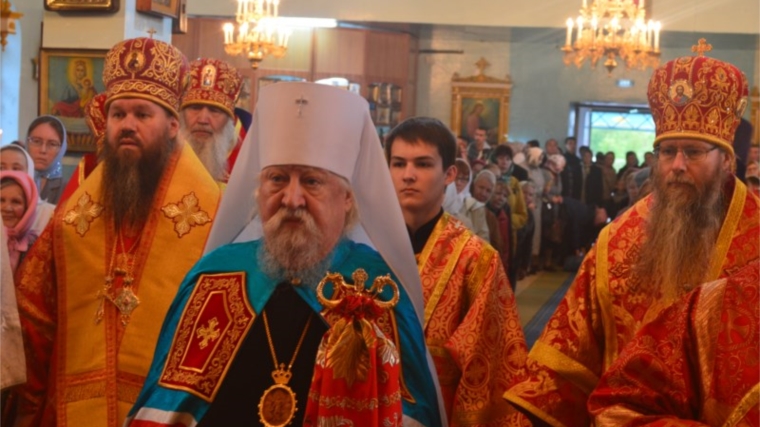В Престольный праздник Глава Чувашской митрополии Высокопреосвященнейший Варнава митрополит Чебоксарский и Чувашский совершил Божественную литургию в храме святителя Николая города Канаш