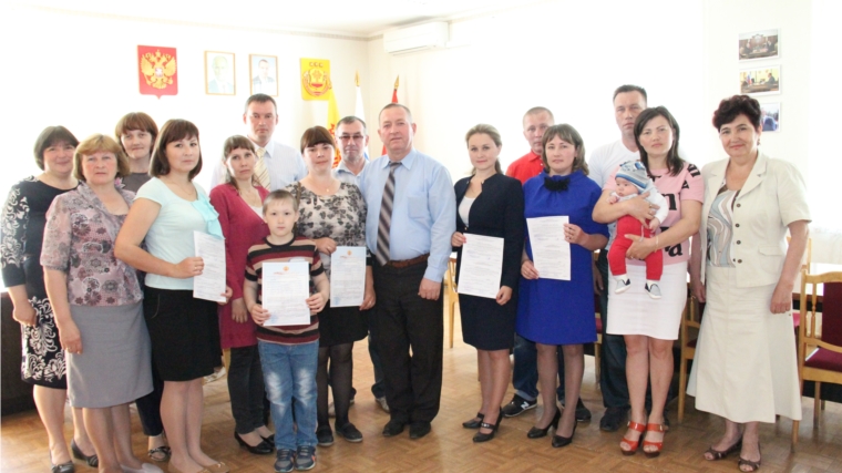 Красночетайский район: молодые семьи получили сертификаты на жилье