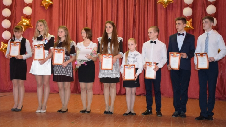 Наиболее активных участников школьной и городской жизни поздравил глава администрации А.Г. Зиновьев