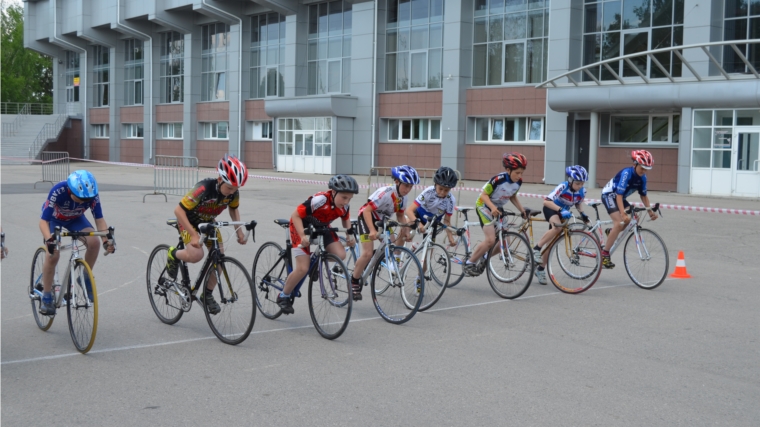 Более 100 спортсменов боролись за победу в чемпионате и первенстве Ленинского района г. Чебоксары по велоспорту-шоссе в дисциплине гонка-критериум