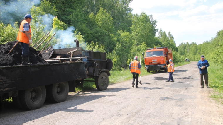 В Шумерлинском районе продолжаются работы по ликвидации ям и других дефектов проезжей части автодорог