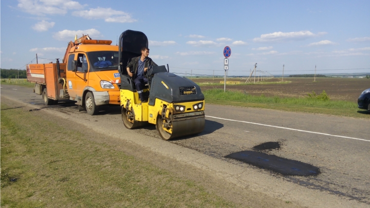 В Красноармейском районе продолжаются работы по ямочному ремонту на региональных дорогах