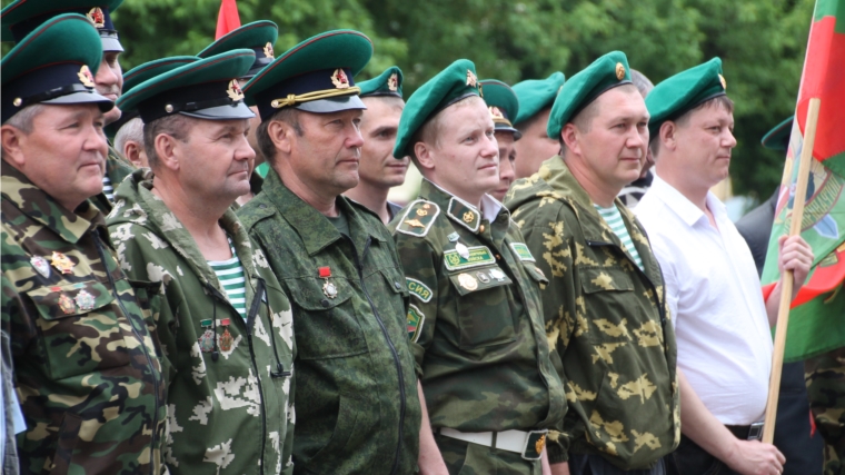Шумерлинских пограничников с профессиональным праздником поздравил глава администрации района Лев Рафинов