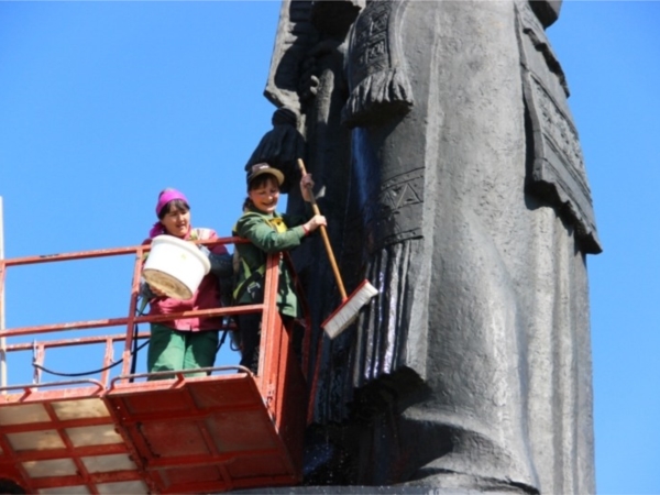 В канун Дня Победы в Чебоксарах помыли памятники ("Чебоксары.ру")