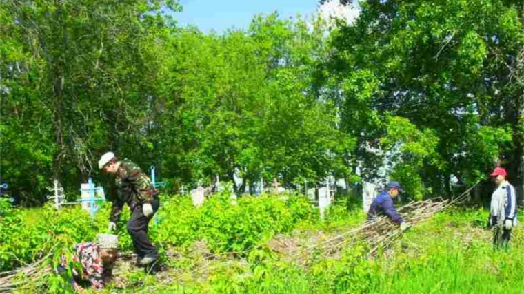 Субботник на кладбище села Челкасы