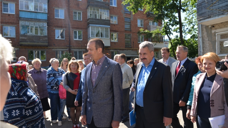 Михаил Игнатьев ознакомился с ходом проведения капитального ремонта многоквартирных домов