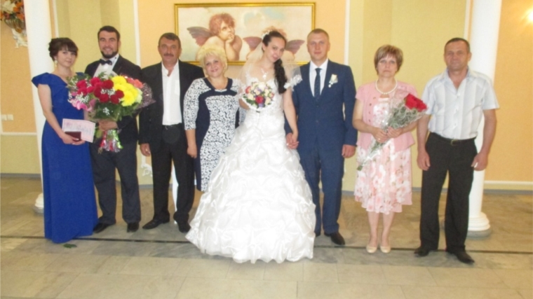 _Праздничные регистрации брака накануне Дня России