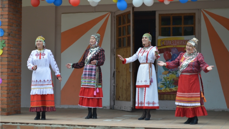 Для жителей поселка Новые Лапсары прошел праздничный концерт, посвященный Дню России