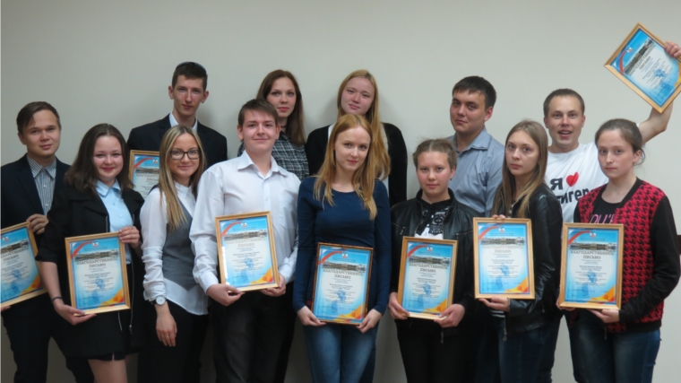 Лучшим волонтерам и активистам Молодежного правительства Ленинского района вручены награды