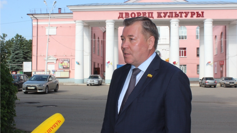 «Мы рады, что в города и районные центры возвращается качественное кино», - отметил Николай Владимирович Малов, покидая кинозал Канашского Дворца культуры