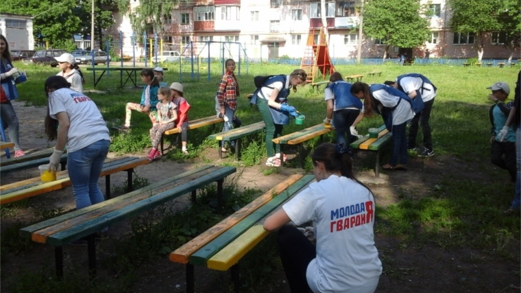 Активная молодежь г. Канаш принимает участие в благоустройстве дворовых территорий города