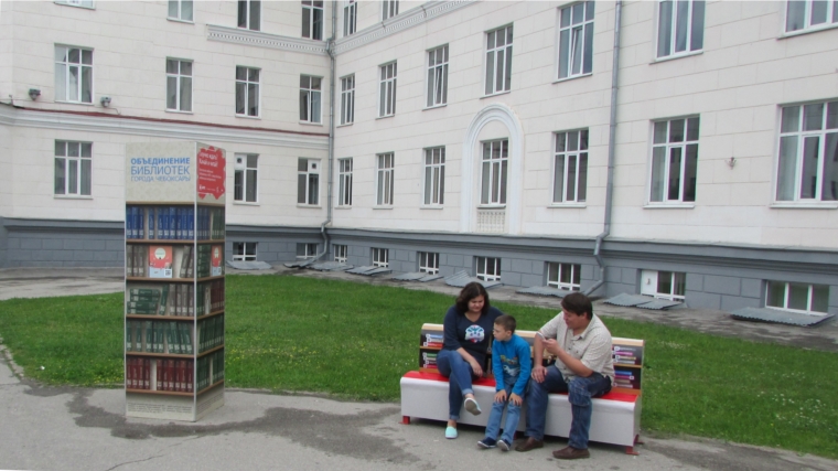 На площади Республики г.Чебоксары установлена мобильная скамейка и библиотека