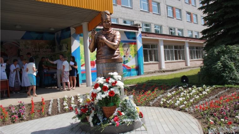 В Республиканской детской клинической больнице открылся памятник детскому хирургу С.Н. Николаеву