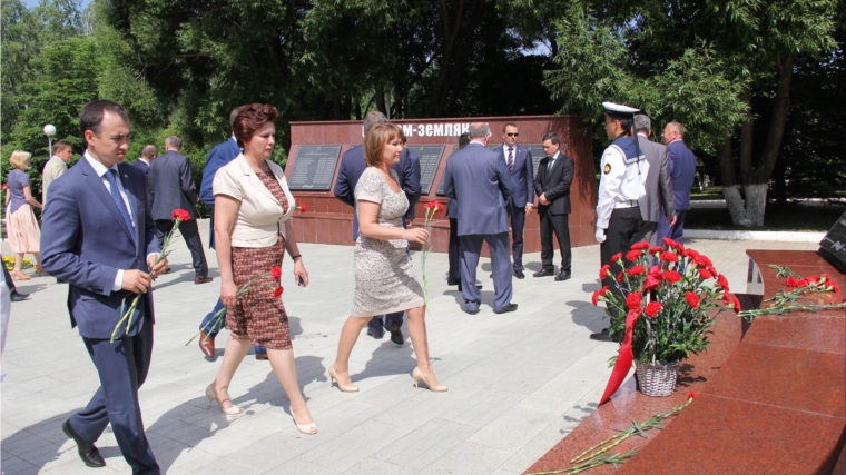 Министр Алла Самойлова приняла участие в церемонии возложения цветов в память о дне начала Великой Отечественной войны