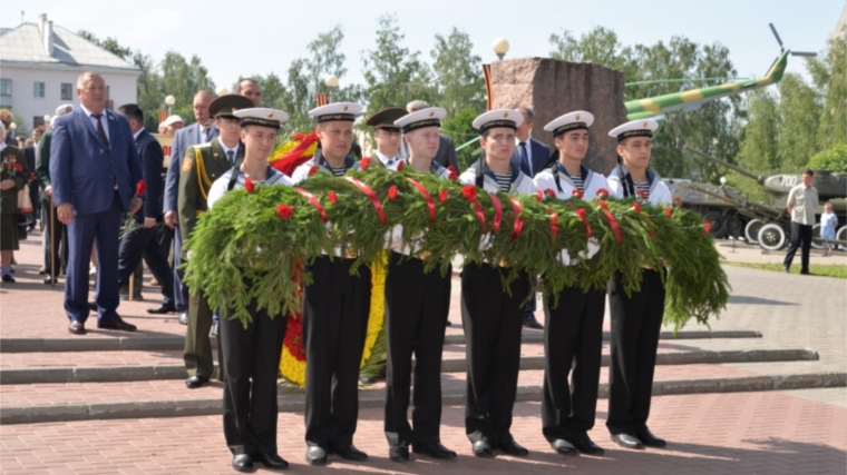 В Чебоксарах в День памяти и скорби состоялась церемония возложения цветов к вечному огню