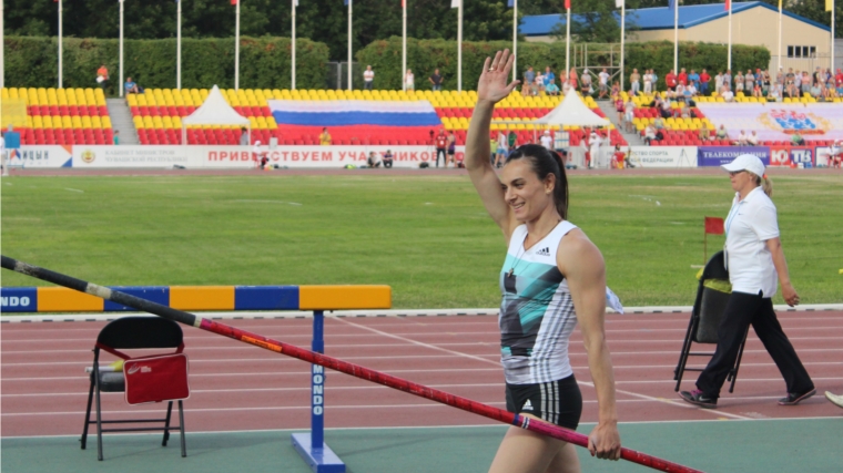 Елена Исинбаева в Чебоксарах преодолела высоту 4.90 м, Анжелика Сидорова – 4.85 м в прыжках с шестом