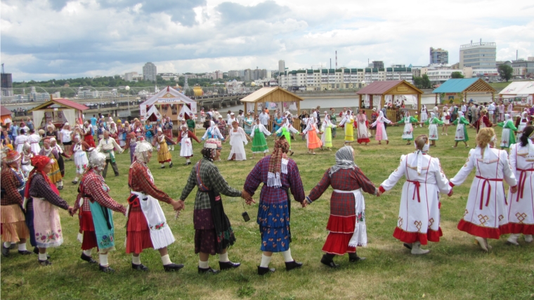 Изюминкой Всечувашского праздника «Акатуй» стали колоритная этническая деревня и хоровод дружбы