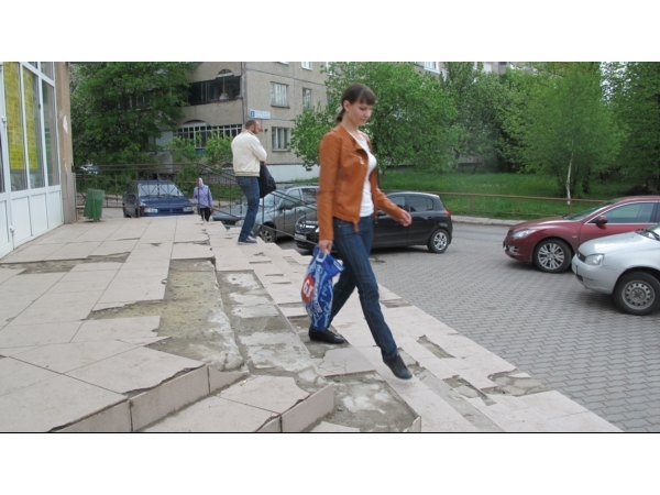 У парадного подъезда