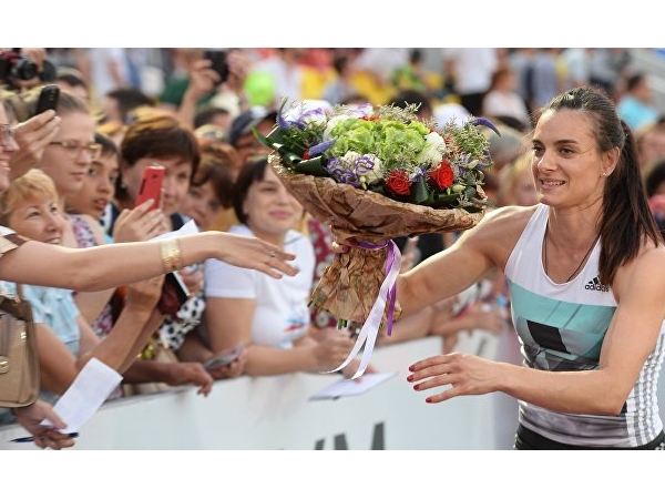 Исинбаева стала чемпионкой России в прыжках с шестом