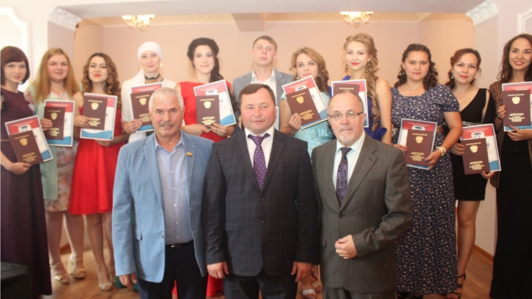 «Выпускники Канашского педагогического колледжа сразу готовы включиться в активную работу», - отметил глава администрации г. Канаш В.В. Софронов