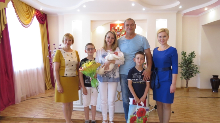 Во Дворце бракосочетаний г. Канаш зарегистрирована 500 новорожденная города