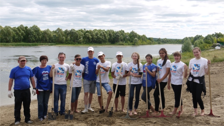 Волонтеры и активисты местного отделения «Единой России» провели субботник на городском пляже