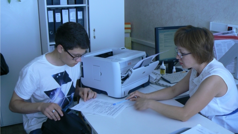 Все чаще подростки в летние каникулы выбирают работу