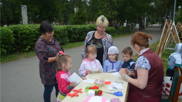 По инициативе Совета женщин в г. Шумерля в городском парке прошел мастер-класс по изготовлению кукол, символизирующих семейное счастье