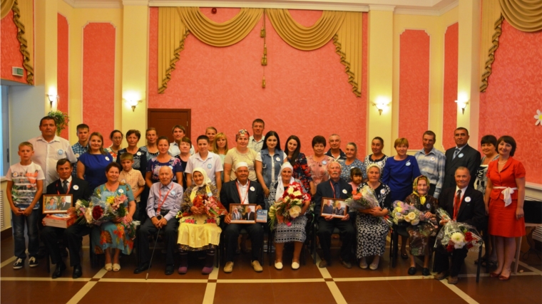 Чествование юбиляров семейной жизни во Дворце бракосочетания в день Всероссийского праздника семьи, любви и верности