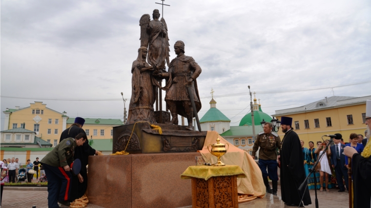 Во Всероссийский день семьи, любви и верности в Чебоксарах открыли памятник святым благоверным Петру и Февронии Муромским