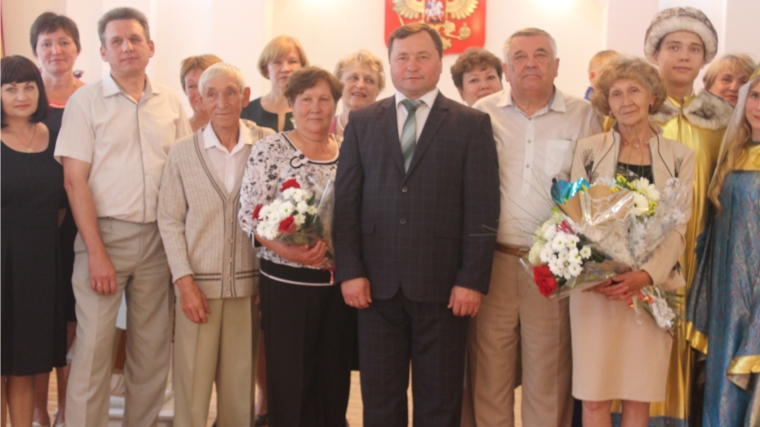 В День семьи, любви и верности в городском отделе ЗАГС прошло чествование супружеских пар