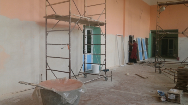 В спортивном зале Большебуяновской основной школы полным ходом идут ремонтные работы.