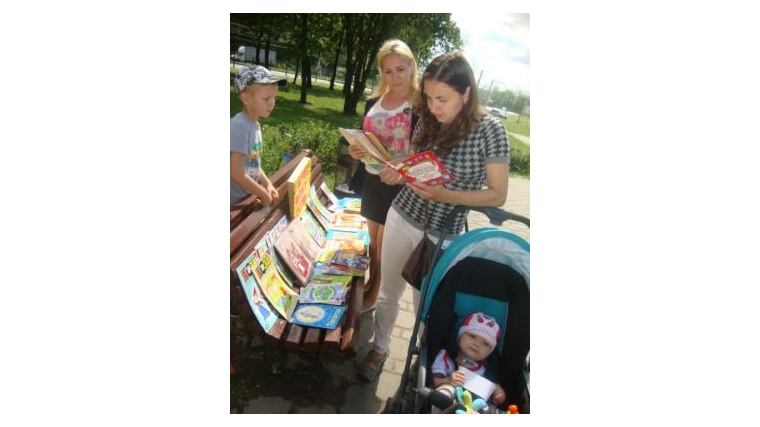 В Сквере журналистов г. Чебоксары состоялась акция «Город читает детям!»