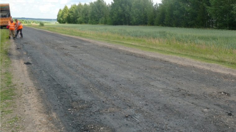 В Чебоксарском районе продолжаются работы по ремонту автомобильных дорог с использованием горячего асфальтобетона