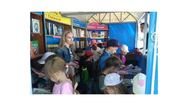 В детском парке им. А. Николаева продолжает работу летняя библиотека на свежем воздухе