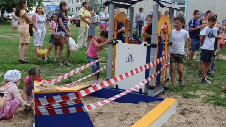 На дворовых праздниках в Новочебоксарске открыты новые детские площадки