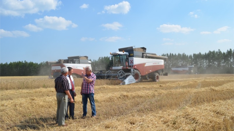 Глава администрации Мариинско-Посадского района ознакомился с ходом работ по уборке зерновых культур на полях района