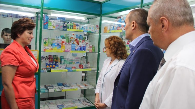 Глава Чувашии проинспектировал цены в новочебоксарской аптеке и принял участие в работе акции «Сосудистый патруль»