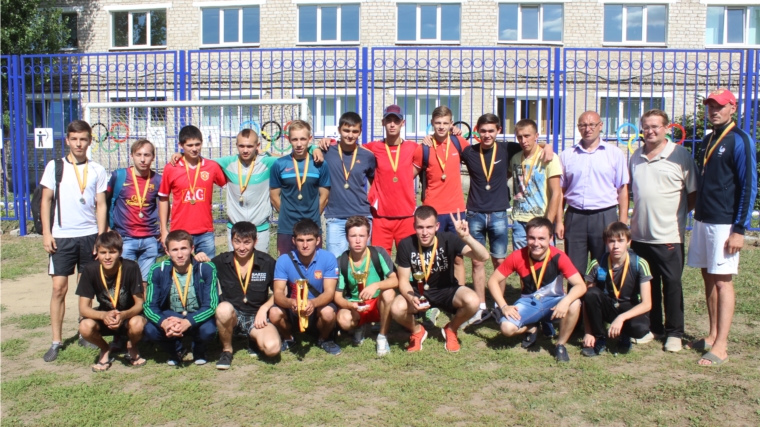 Кубок победителей турнира по мини-футболу, посвященного Дню города Канаш-2016, достался команде «Чагаси»