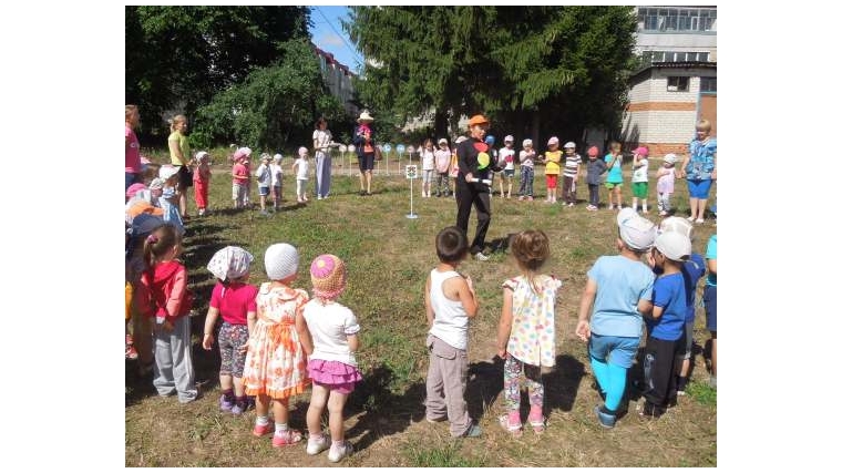 В рамках летних оздоровительных мероприятий дошкольники отправились в путешествие в страну Светофорию