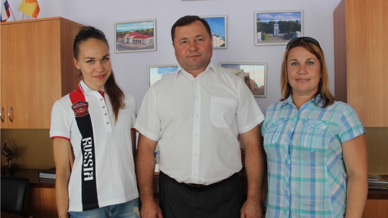 Глава администрации г. Канаш В. Софронов поблагодарил канашскую спортсменку Марию Владимирову за достигнутые успехи