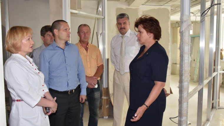 Министр Алла Самойлова ознакомилась с ходом ремонтных работ в будущем отделении общеврачебной практики в Альгешево