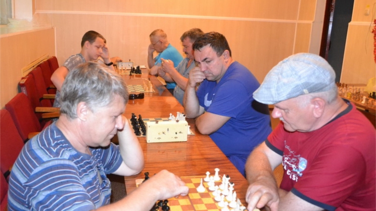 В Алатыре прошли турниры по шахматам и шашкам