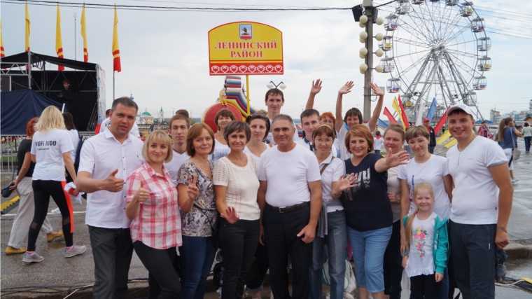 Любители здорового образа жизни Ленинского района г.Чебоксары приняли участие в ярком спортивном празднике «Зарядка со звездой»