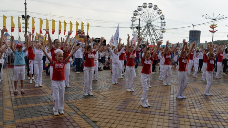 «На зарядку становись!»: в День города чебоксарцы вышли на массовую зарядку