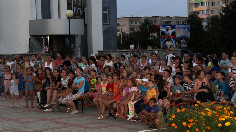 В Новочебоксарске проходят вечерние кинопоказы под открытым небом