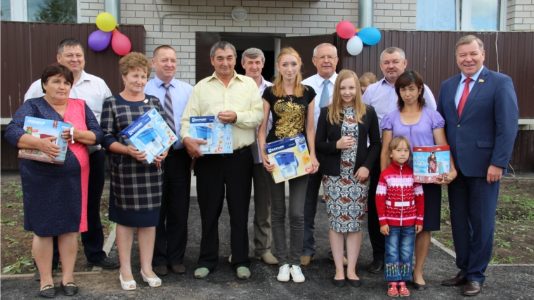 Красночетайский район: детям-сиротам и многодетной семье вручили ключи от новых квартир